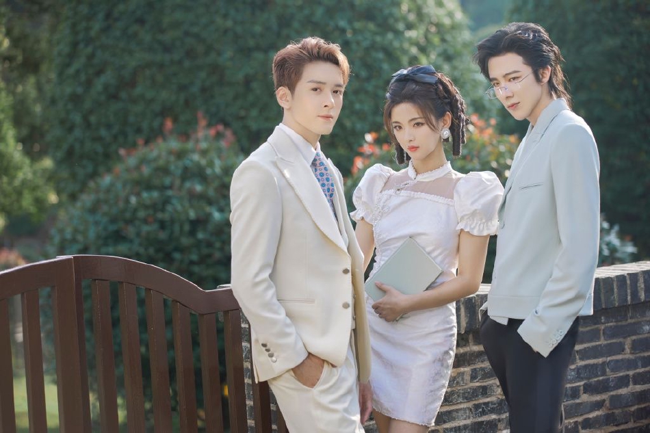 《说英雄》主演拍大片 杨超越穿白裙宛若民国大小姐