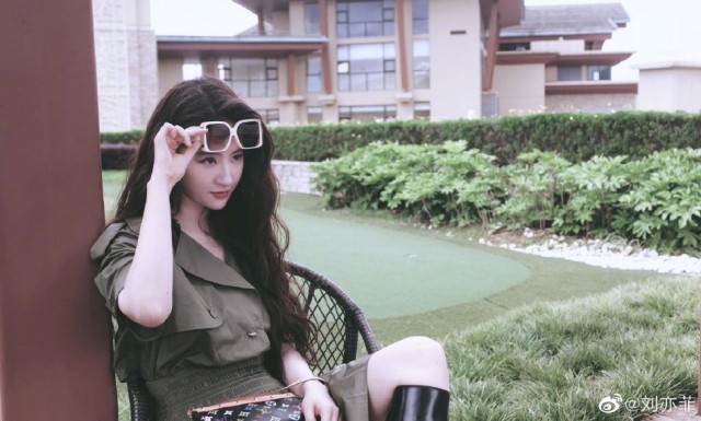 刘亦菲分享“录人”拍照 戴墨镜酷飒十足