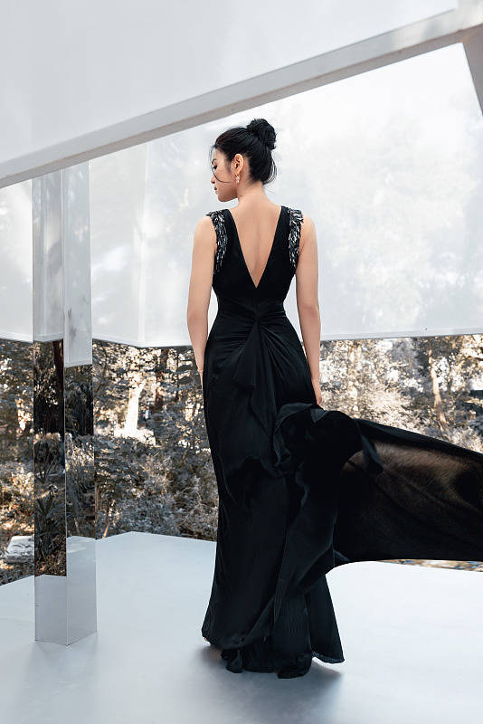 陈妍希最新写真着黑色礼服 妆容精致知性优雅