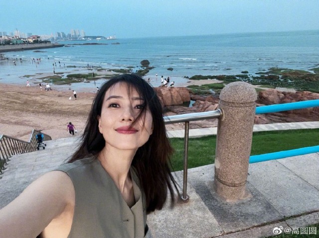自拍他拍都好美！高圆圆晒海边随拍照侧颜精致