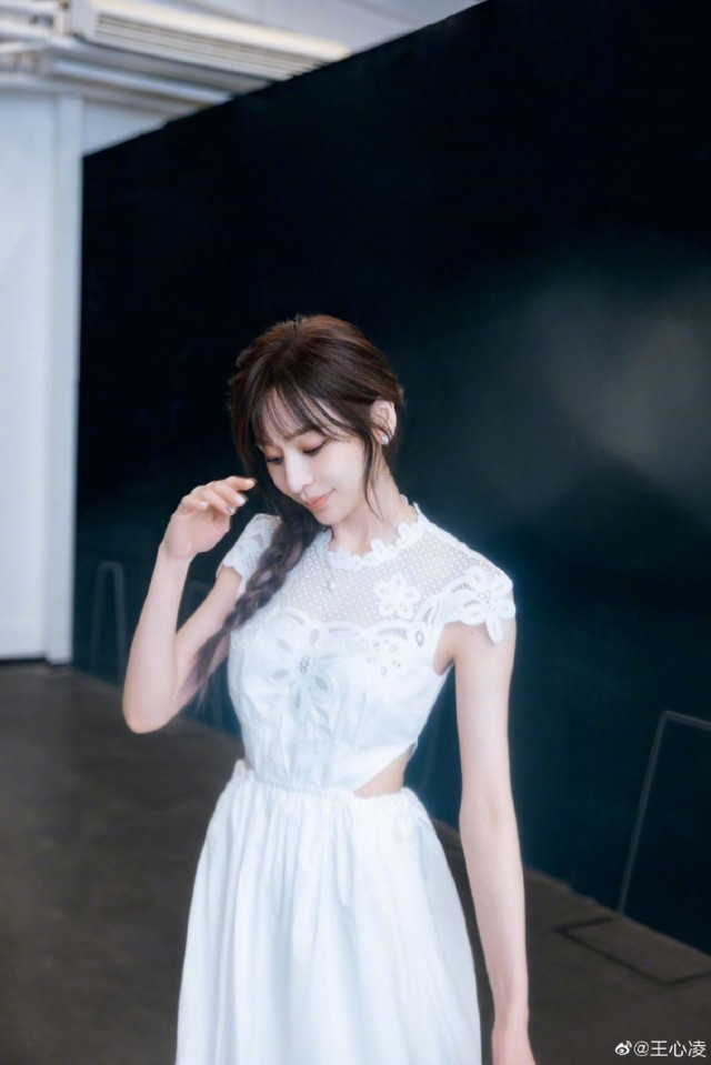王心凌穿白色连衣裙梳单侧麻花辫 自称温柔小姐姐