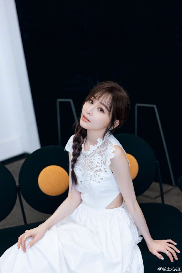 王心凌穿白色连衣裙梳单侧麻花辫 自称温柔小姐姐