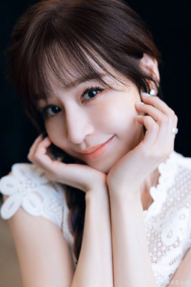 王心凌穿白色连衣裙梳单侧麻花辫 自称温柔小姐姐