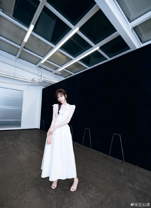 王心凌穿白色连衣裙梳单侧麻花辫 自称温柔小姐姐
