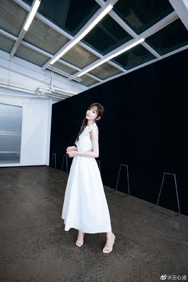 王心凌穿白色连衣裙梳单侧麻花辫 自称温柔小姐姐