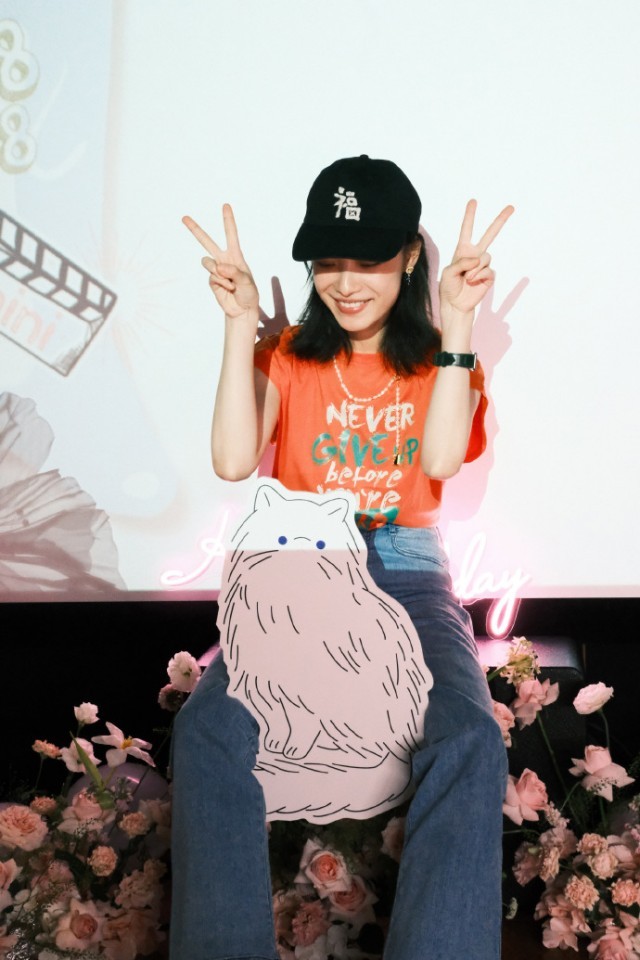 工作室分享倪妮庆生照 戴棒球帽活力满满