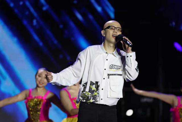 歌手安全绿色中国行走进标致方林 演唱《我爱你中国》