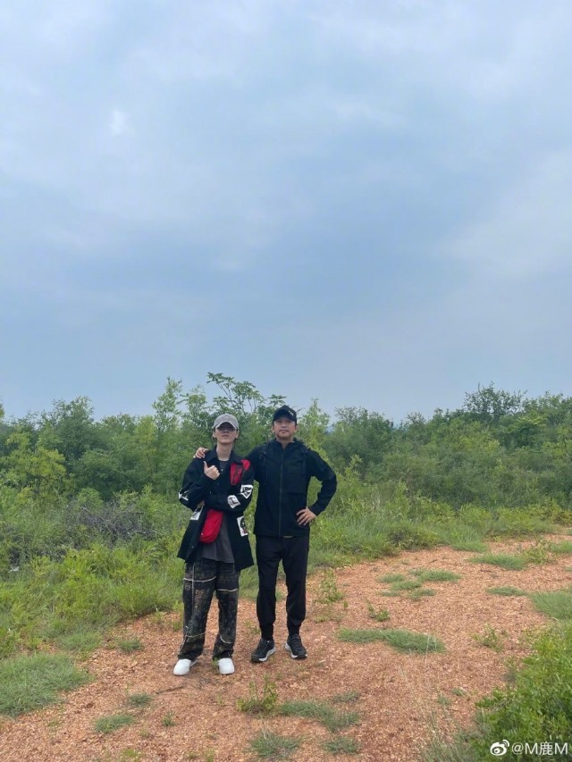 鹿晗邓超秋游合照 网友讥诮“多少有点粗糙”