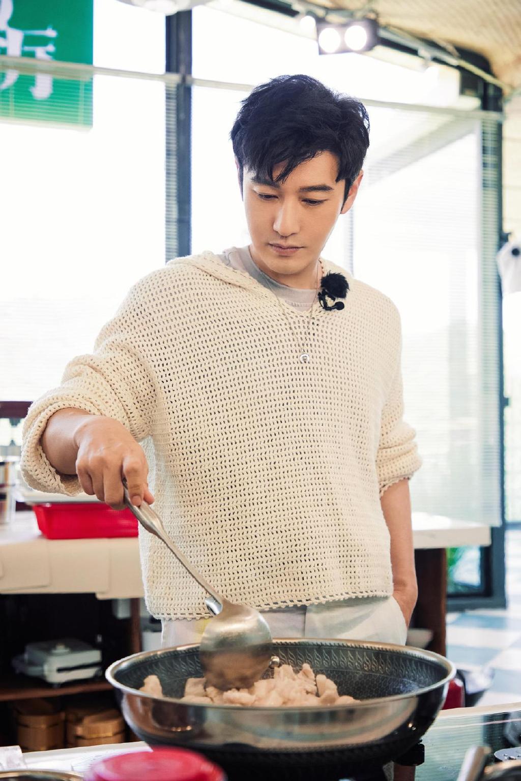 《中餐厅6》热播 黄晓明连续六季自觉洗碗