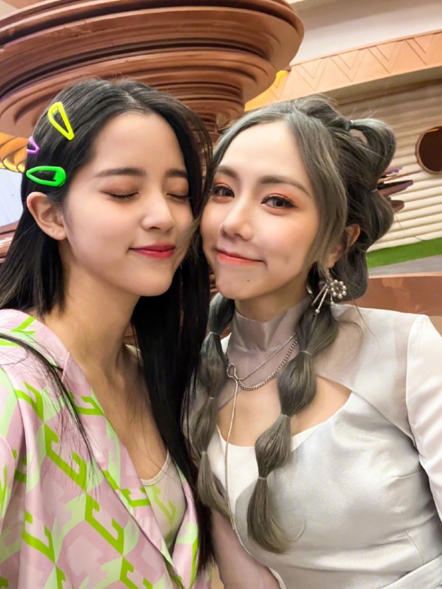 邓紫棋晒与欧阳娜娜贴脸合照 剧透两人合作新歌MV