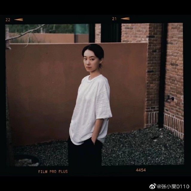 张小斐白T黑裤双手插兜 出现酷帅另一面