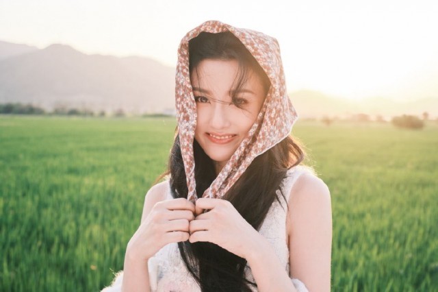 工作室晒宋祖儿田园风写真 戴碎花头巾露甜笑清新治愈
