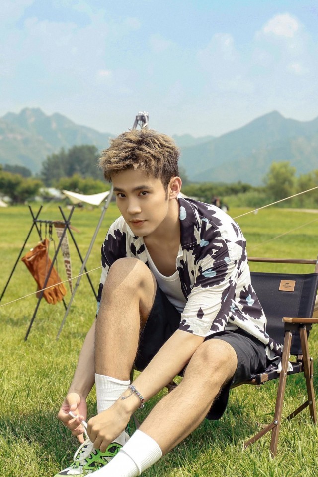 卫然《闻香榭》气氛担任 户外写真明朗朝气夏日少年