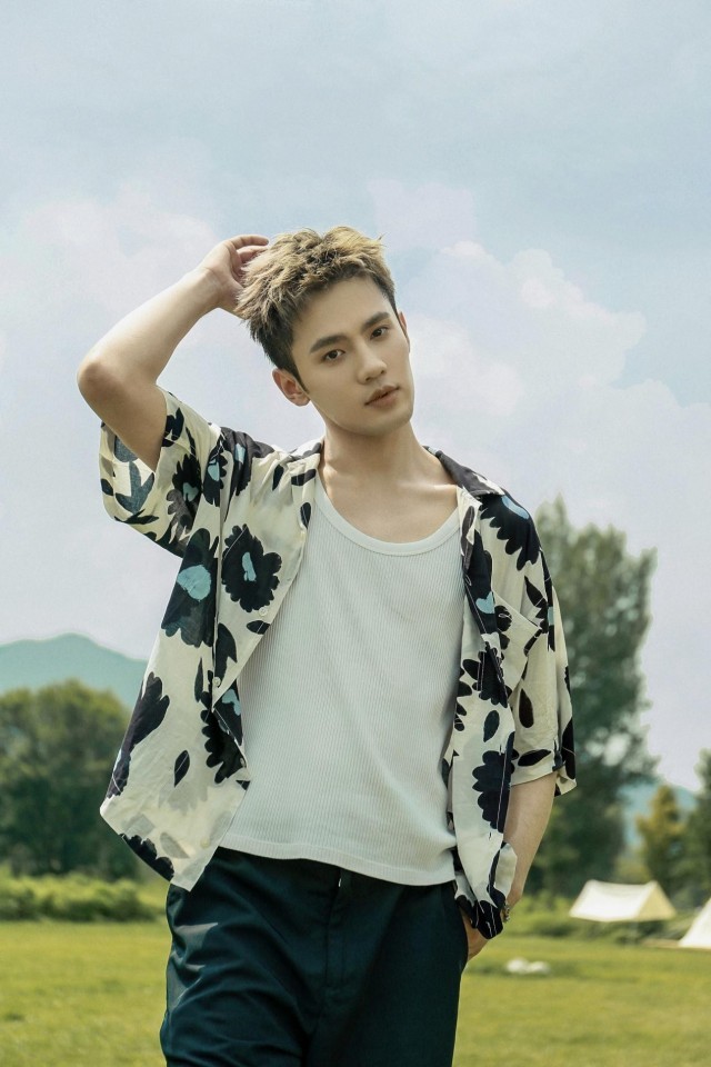 卫然《闻香榭》气氛担任 户外写真明朗朝气夏日少年