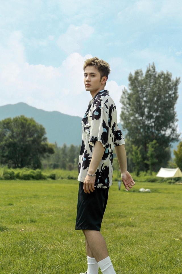 卫然《闻香榭》气氛担任 户外写真明朗朝气夏日少年