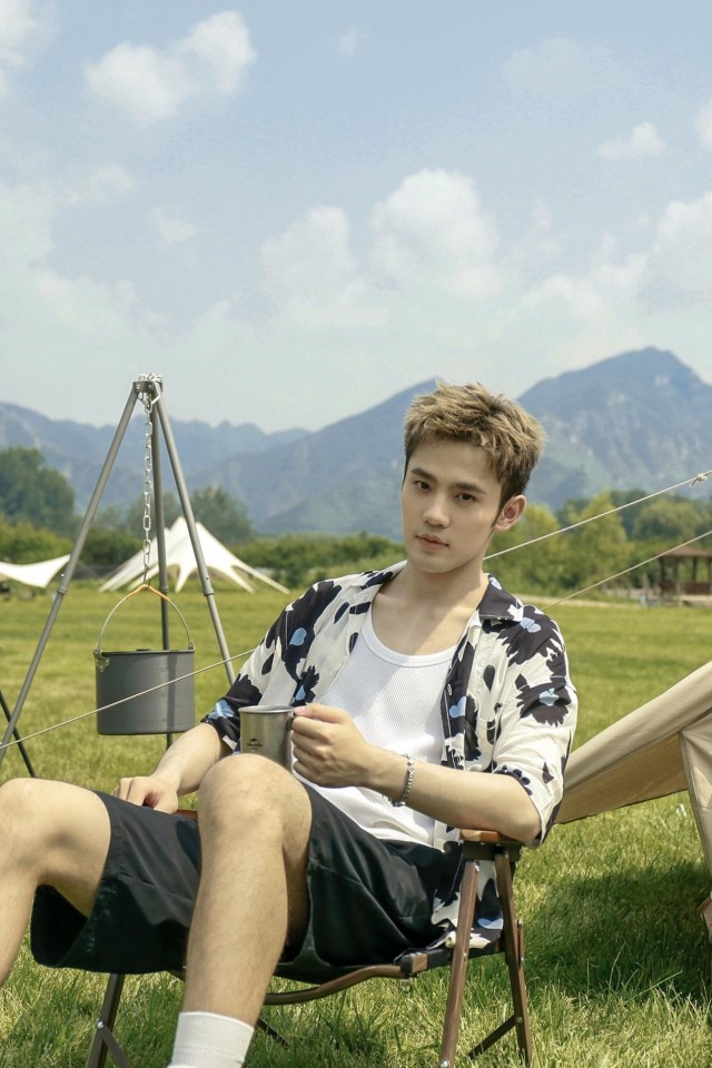 卫然《闻香榭》气氛担任 户外写真明朗朝气夏日少年