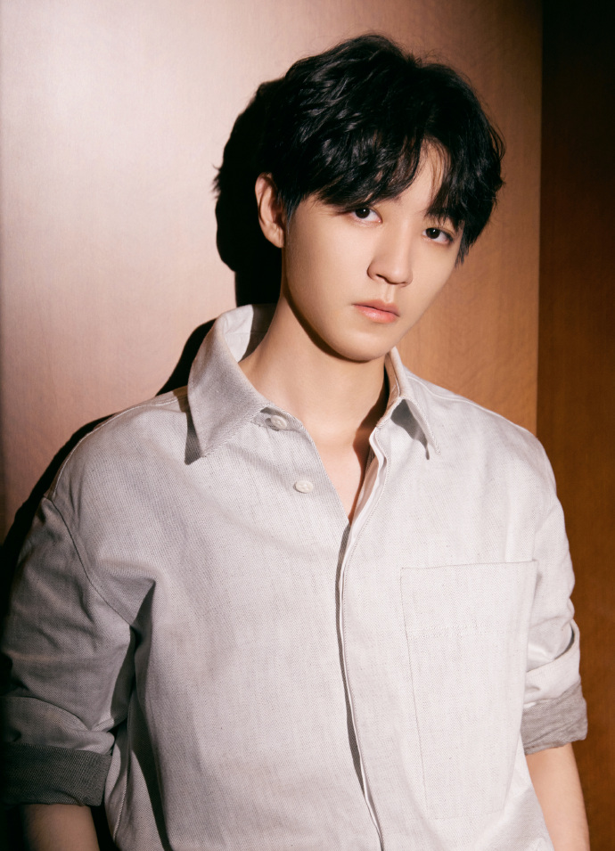 王俊凯一身灰白色套装空隙安静