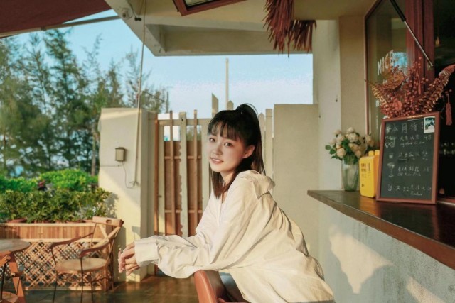 《闻香榭》热播 刘帅海滩度假写真俏皮甜美