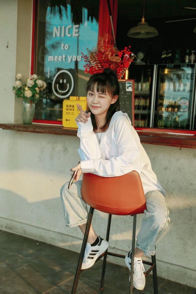 《闻香榭》热播 刘帅海滩度假写真俏皮甜美