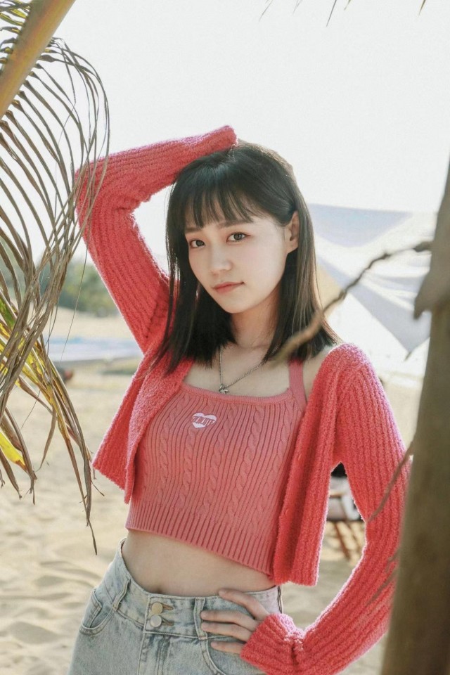 《闻香榭》热播 刘帅海滩度假写真俏皮甜美