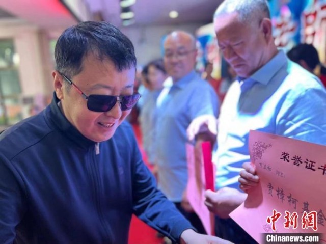 导演贾樟柯一连7年向母校汾阳中学救助助教基金