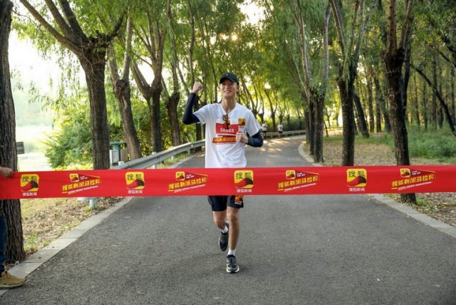 《闻香榭》大收官 张冠森亮相明星马拉松“边跑边唱”