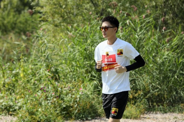 《闻香榭》大收官 张冠森亮相明星马拉松“边跑边唱”