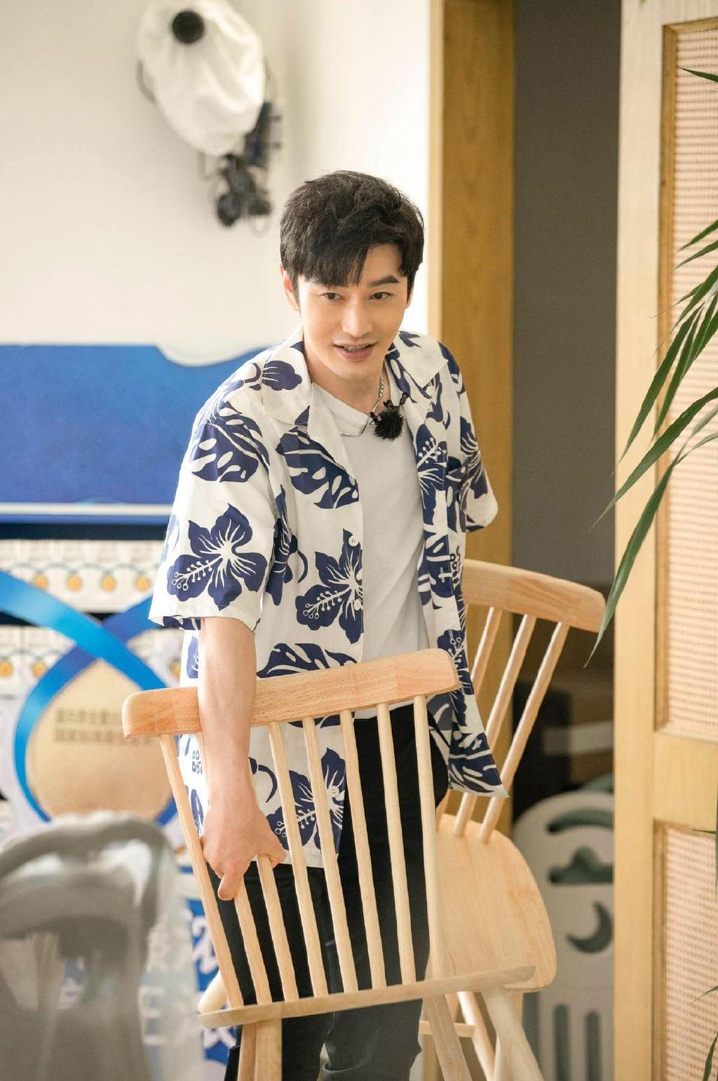 《中餐厅6》热播 黄晓明换岗当大厨