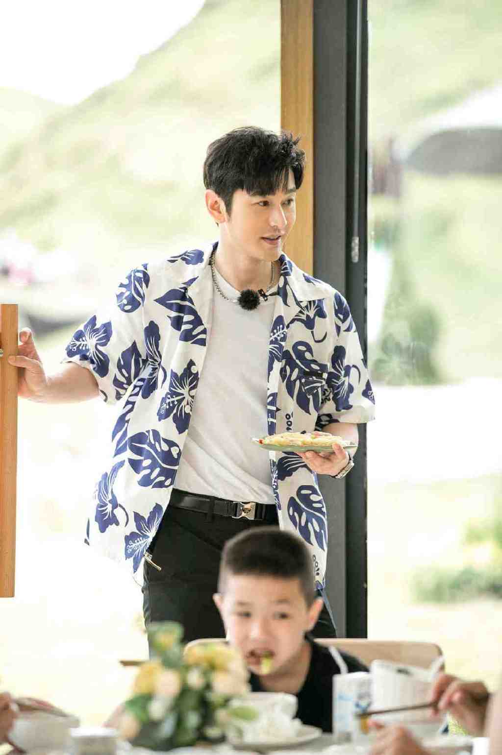 《中餐厅6》热播 黄晓明换岗当大厨