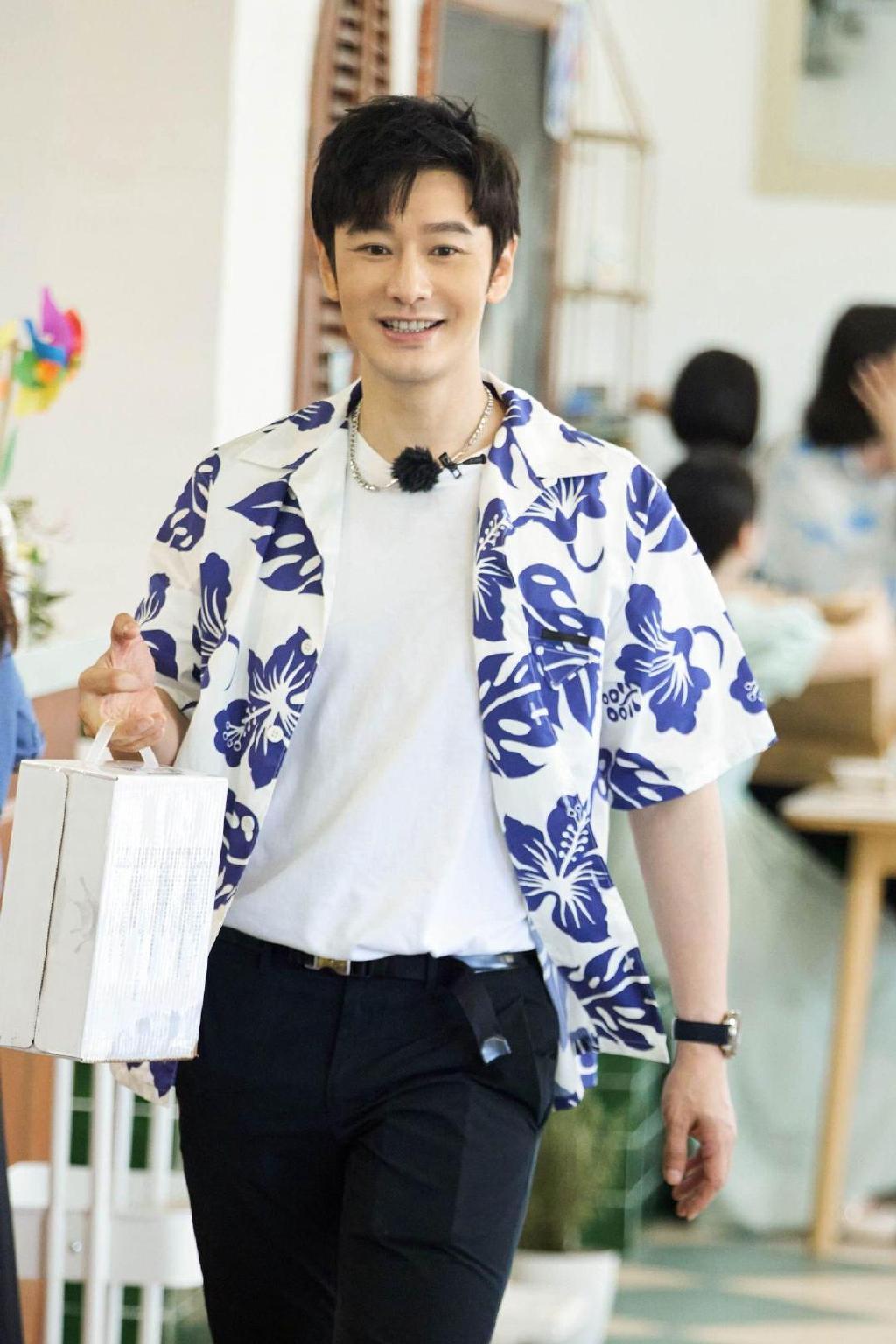 《中餐厅6》热播 黄晓明换岗当大厨