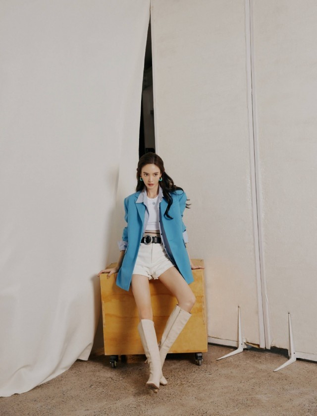 金晨蓝白色格调写真 自信随意又美又飒