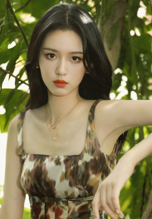 周也出席时装周 妆容优雅别致出众