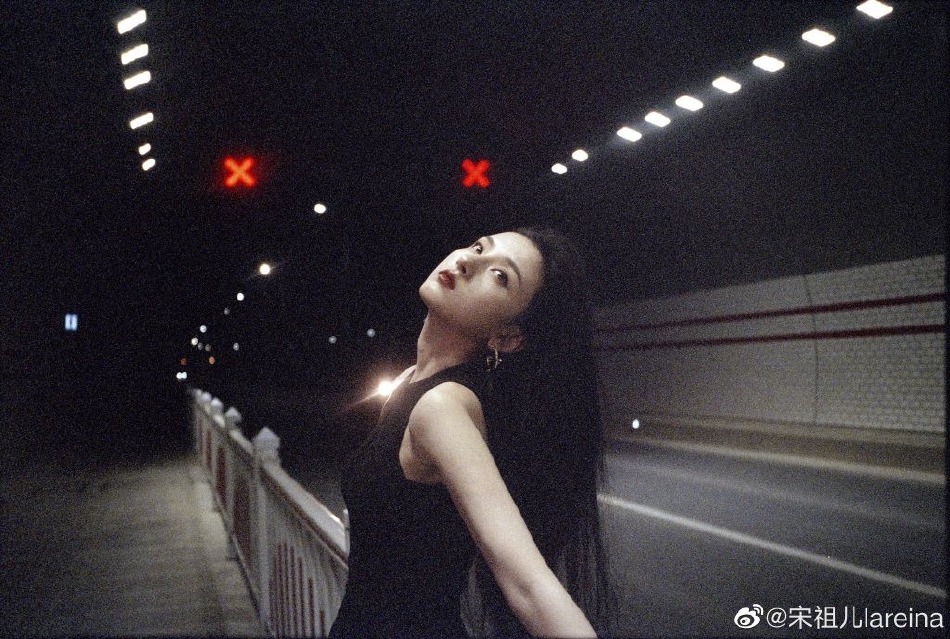 宋祖儿隧道写真故事感十足