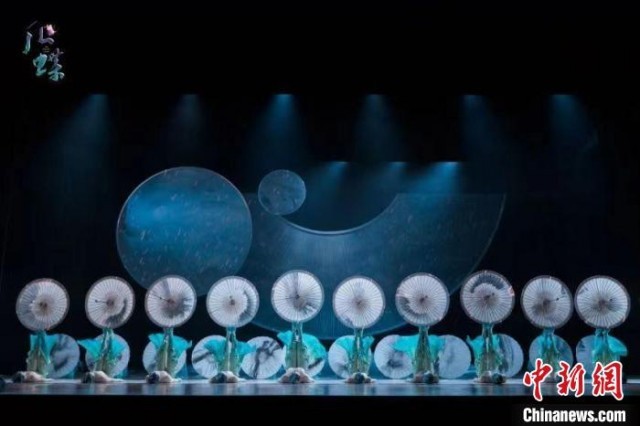 《化·蝶》是集杂技、跳舞、戏剧、今世声光电科技于一体的现代杂技剧 广州市文化广电旅游局 供图