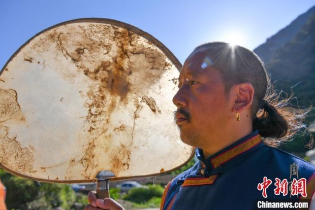 图为热西·才让旦 视连年截图 摄