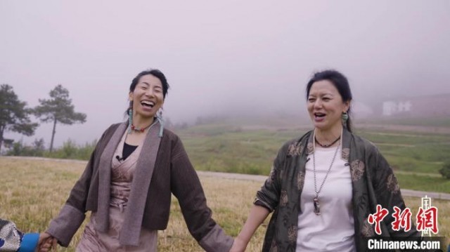 图为此里卓玛(左)和央金拉姆 视连年截图 摄