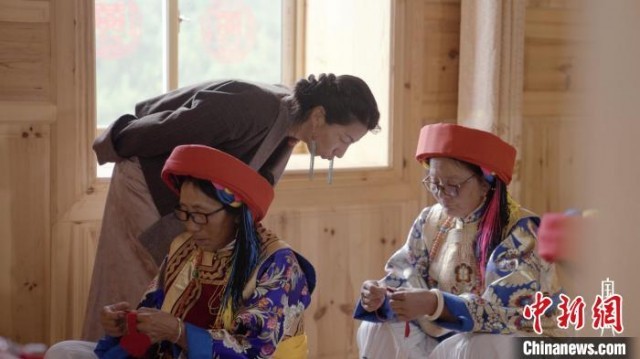 图为此里卓玛指导内地妇女制作手工艺品 视连年截图 摄