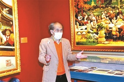 老艺术家现场讲解作品背后故事