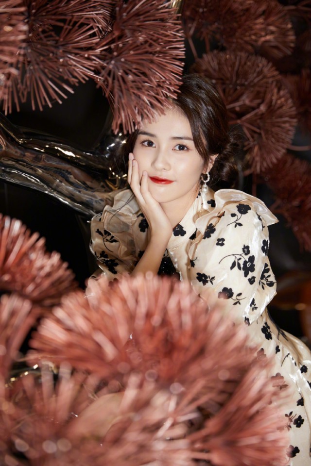 白鹿穿素雅旗袍气质温婉 扎双丸子头俏皮可爱