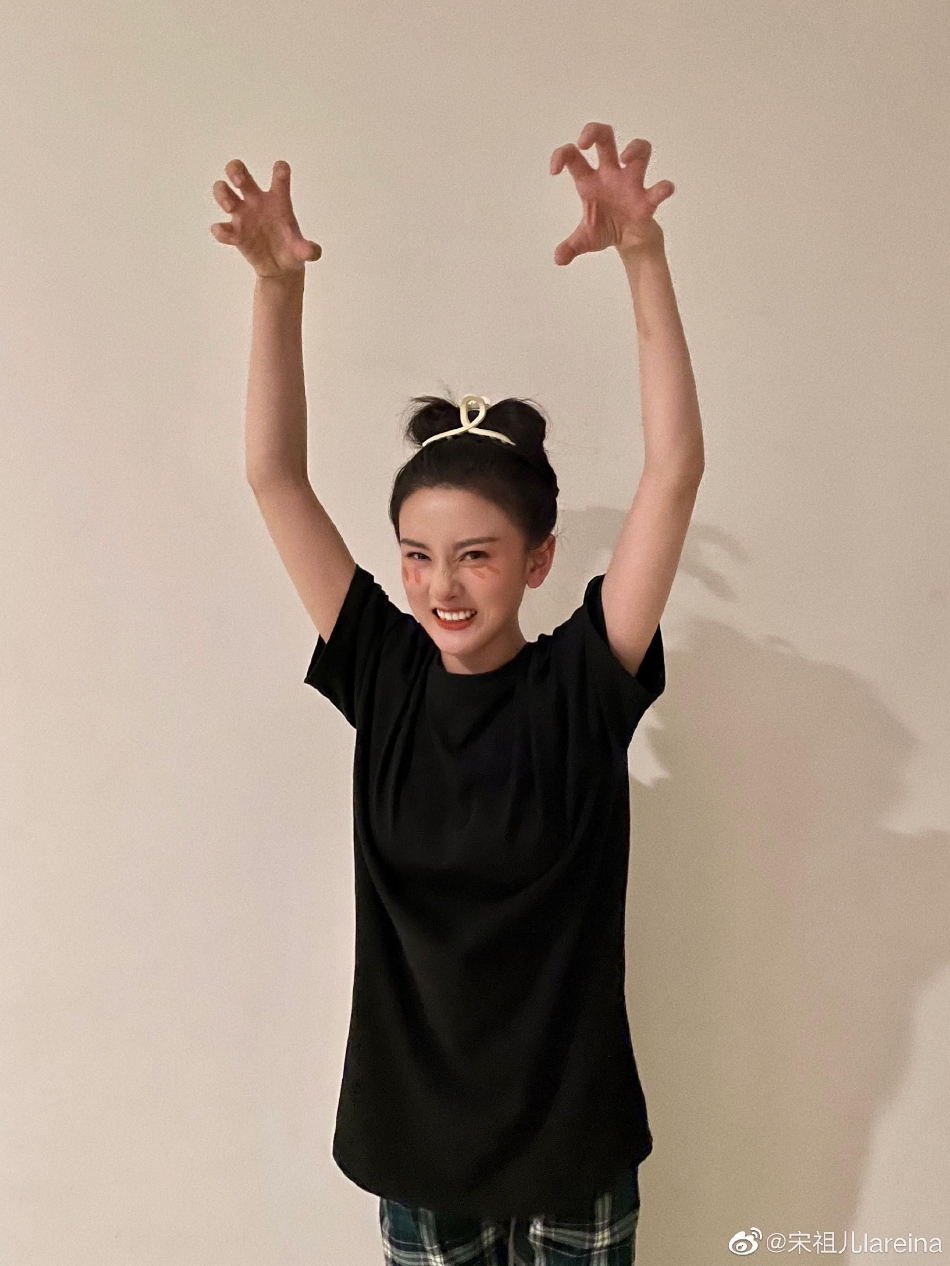 宋祖儿晒万圣节妆随拍 嘟嘴皱眉脸色搞怪可爱十足