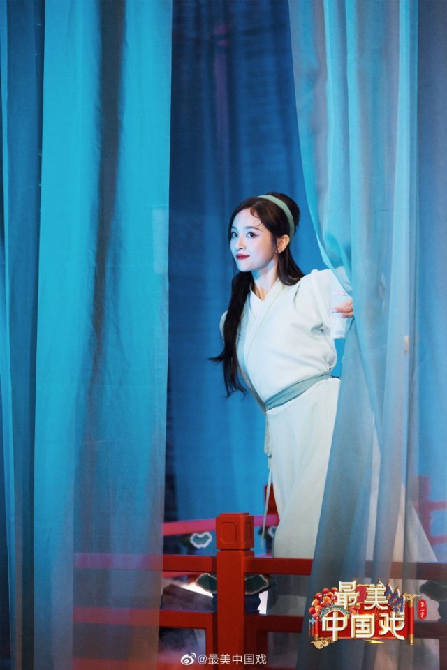 吴宣仪《最美中国戏》扮演青蛇 着青衫翩翩起舞俏皮灵动