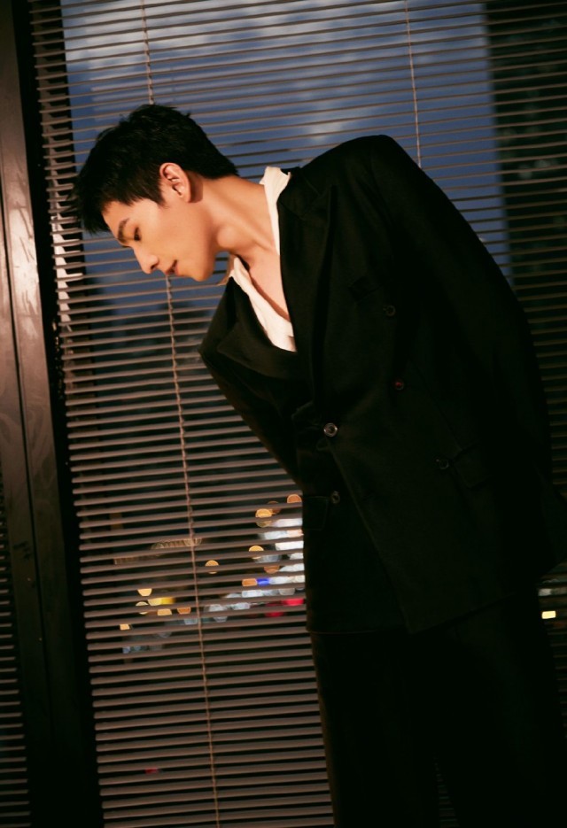 杨洋穿v领黑色西服套装 慵懒不失贵气