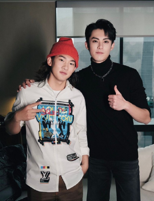 组梦幻联动！苏翊鸣晒与王鹤棣同框合影