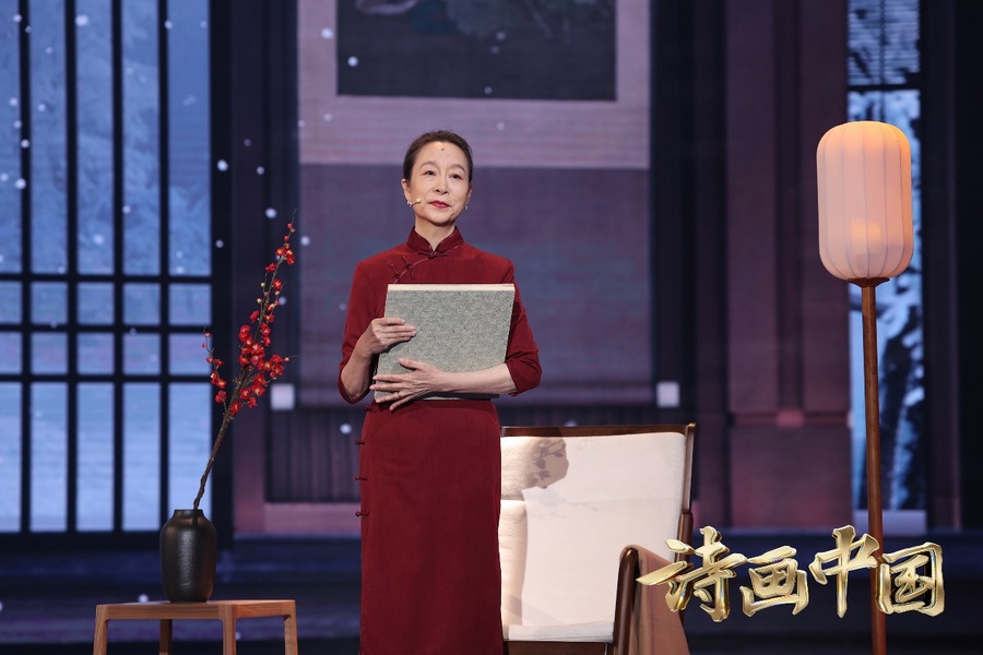 图片包含 站, 前, 女人, 桌子
描述已自动天生