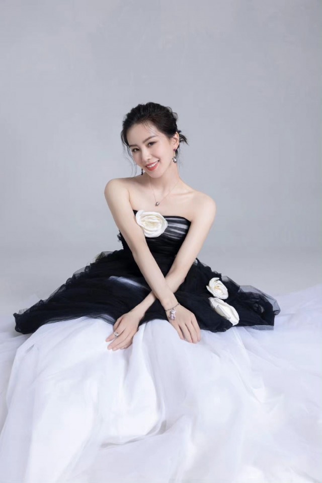 刘诗诗穿黑白纱裙显气质 笑容甜美优雅大方