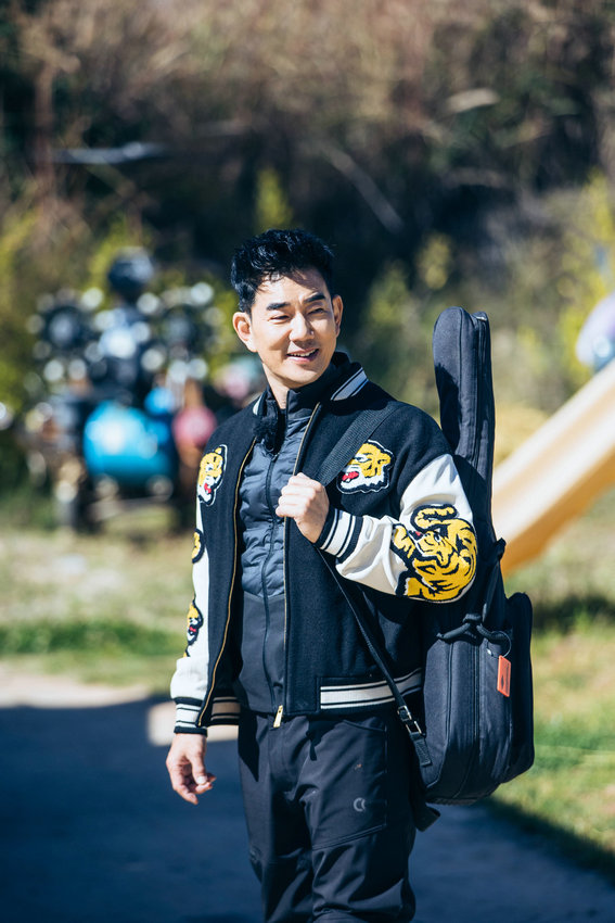 《我们的滚烫人生2》郑钧张震岳合唱《童年》