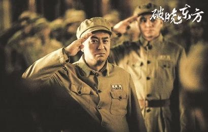 将《战上海》由严肃的纪实文学转化为有温度、可触摸的艺术叙事