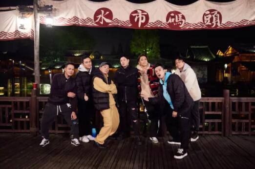 《大湾仔的夜2》大湾仔接力做饭默契出走 合唱《冷雨夜》氛围感拉满