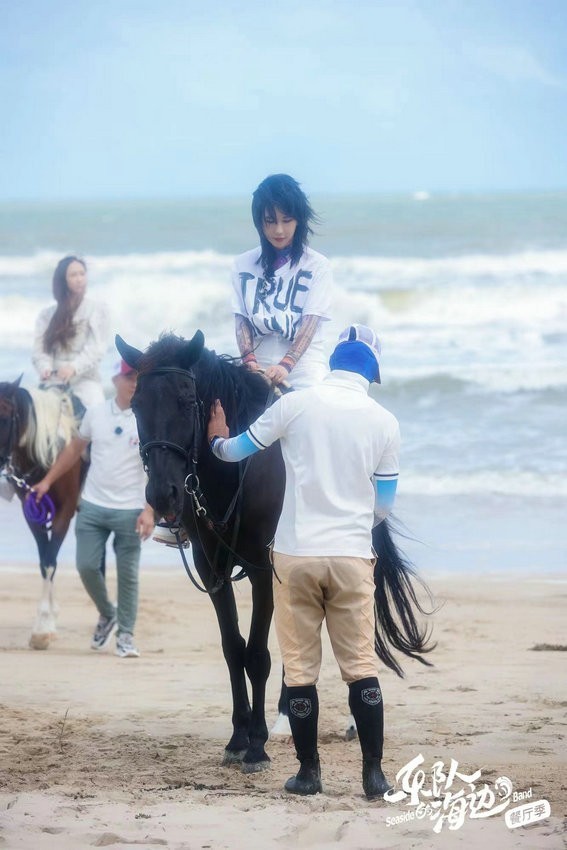 《乐队的海边》浪漫惊喜日 郑秀妍收33朵花慷慨落泪