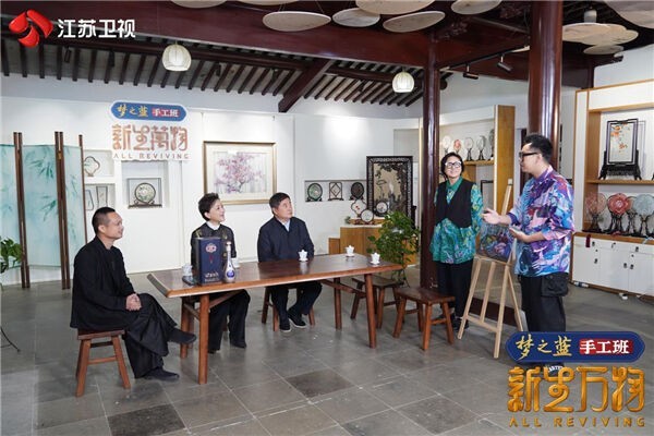 万物皆可绣！《新生万物》探访苏绣武艺 杨澜单霁翔上演“无实物表演”